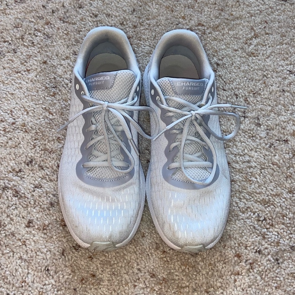 Under armour tennis shoes! Listed as 11, fits like 10-10.5. EUC!